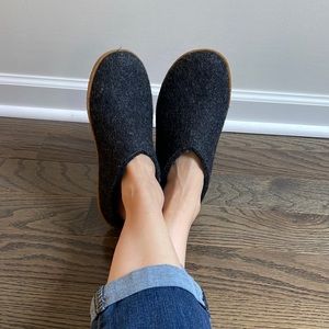Women’s or unisex 40 glerups natural grey wool slip ons w natural rubber sole